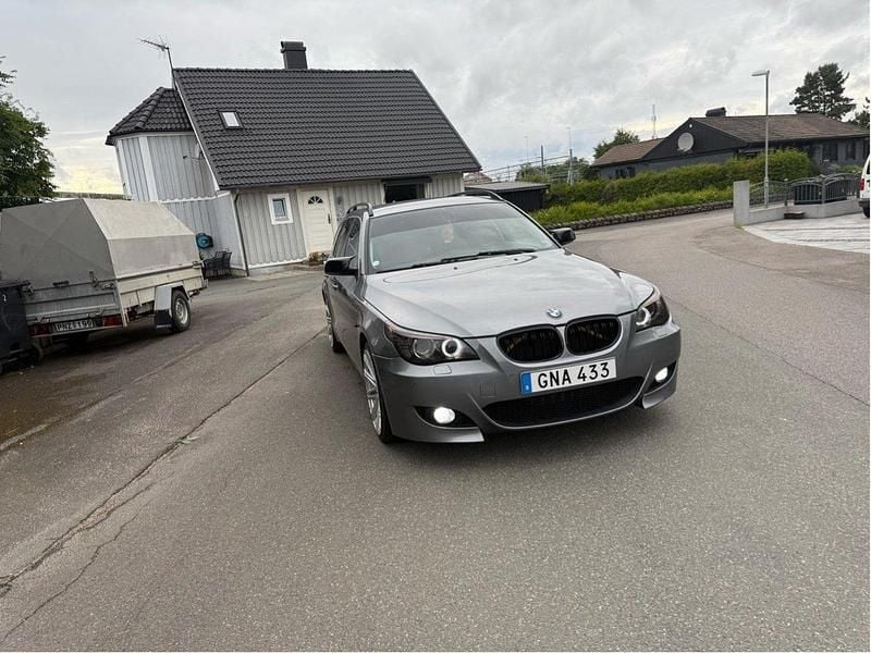Grå Begagnad 2008 BMW 525 M Sport Kombi | 69 000 kr (Bra pris) - Bild 1/4