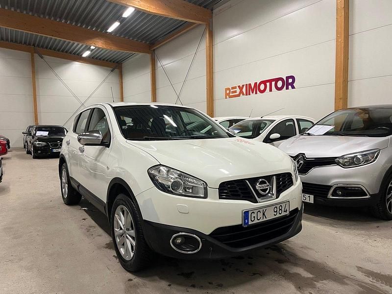 Vit Begagnad 2013 Nissan Qashqai SUV | 74 900 kr (Marknadspris) - Bild 1/4
