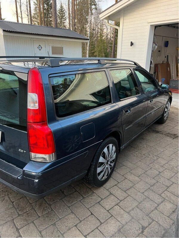 Blå Begagnad 2005 Volvo V70 Kinetic Kombi | 21 000 kr (Superpris) - Bild 1/4