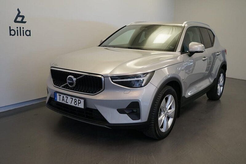 Silver Begagnad 2023 Volvo XC40 Core SUV | 369 500 kr (Marknadspris) - Bild 1/3