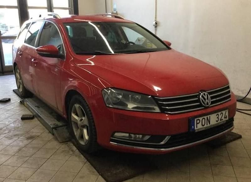 Röd Begagnad 2013 VW Passat Kombi | 49 900 kr (Bra pris) - Bild 1/3