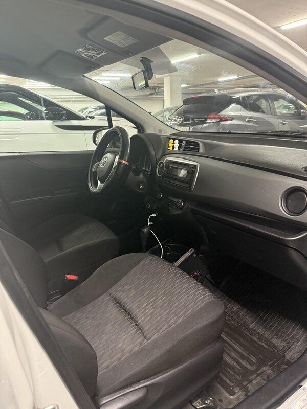 Vit Begagnad 2014 Toyota Yaris Hybrid Life Halvkombi | 88 000 kr - Bild 1/4