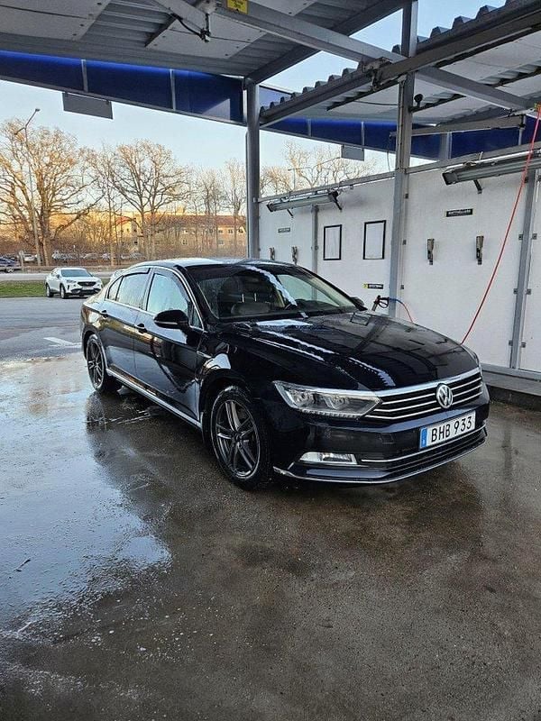 Svart Begagnad 2015 VW Passat Sedan | 155 000 kr (Marknadspris) - Bild 1/4