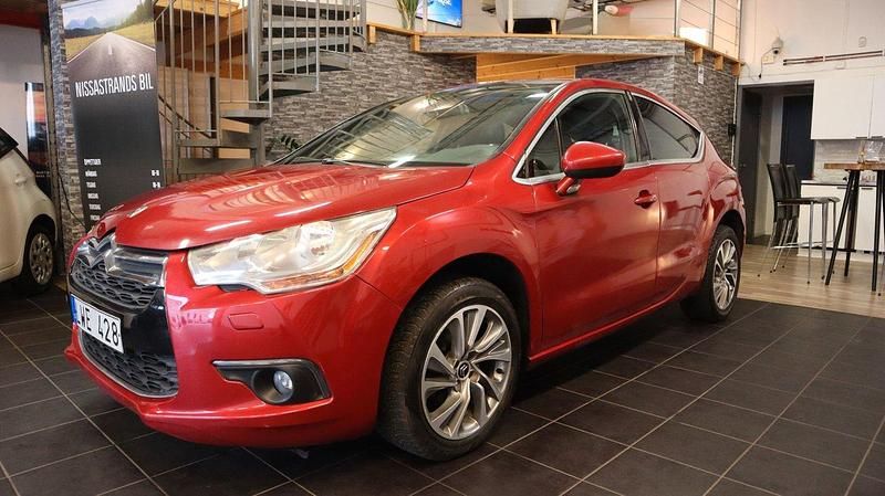 Röd Begagnad 2011 Citroën DS4 Halvkombi | 64 900 kr - Bild 1/4