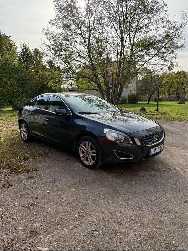 Grå Begagnad 2011 Volvo S60 Summum Sedan | 62 000 kr (Marknadspris) - Bild 1/4