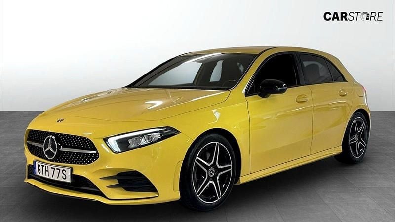 Gul (yellow) Begagnad 2019 Mercedes A180 AMG line Halvkombi | 209 900 kr (Superpris) - Bild 1/4