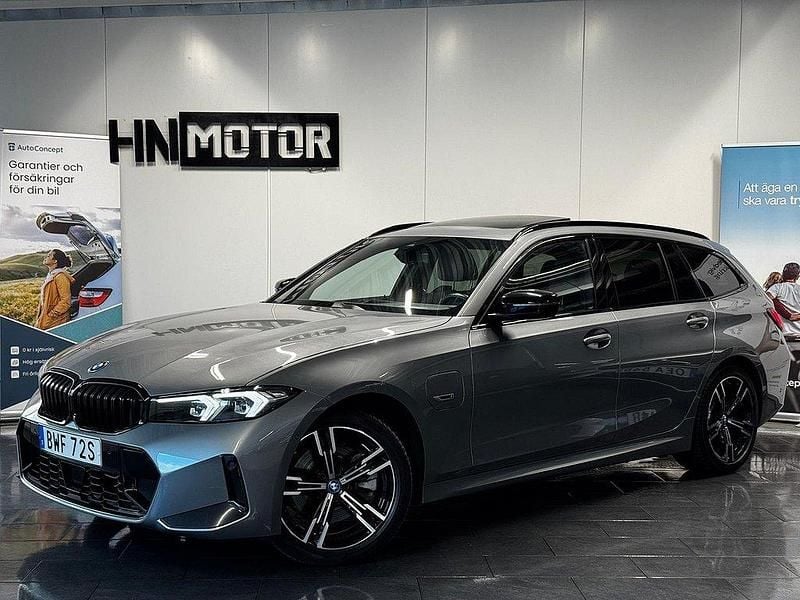 Grå Begagnad 2022 BMW 330e M Sport Kombi | 429 900 kr (Dyr) - Bild 1/4