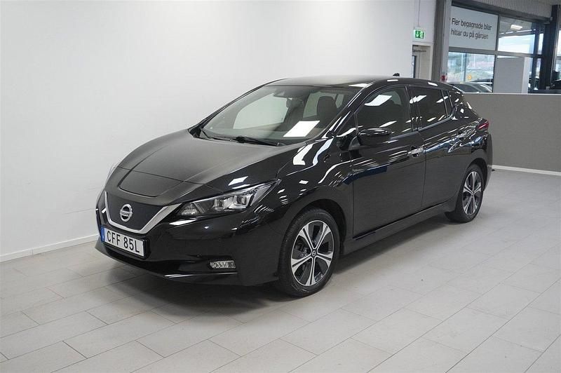 Svart Begagnad 2021 Nissan Leaf N-Connecta Halvkombi | 209 900 kr (Marknadspris) - Bild 1/4