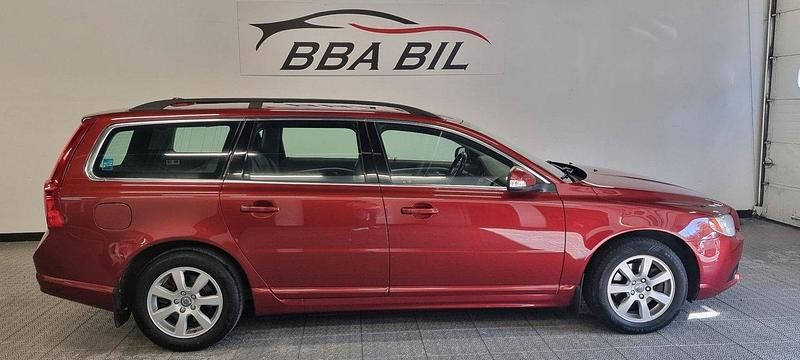 Röd Begagnad 2011 Volvo V70 Momentum Kombi | 69 900 kr (Marknadspris) - Bild 1/4