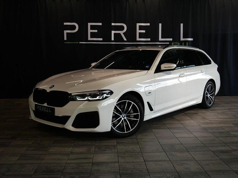 Vit (alpinvit 300) Begagnad 2022 BMW 530e M Sport Kombi | 369 000 kr (Marknadspris) - Bild 1/4