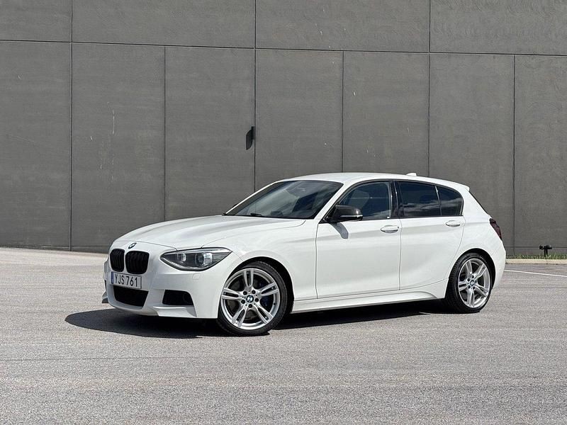 Vit Begagnad 2013 BMW 125 M Sport Halvkombi | 129 900 kr - Bild 1/4
