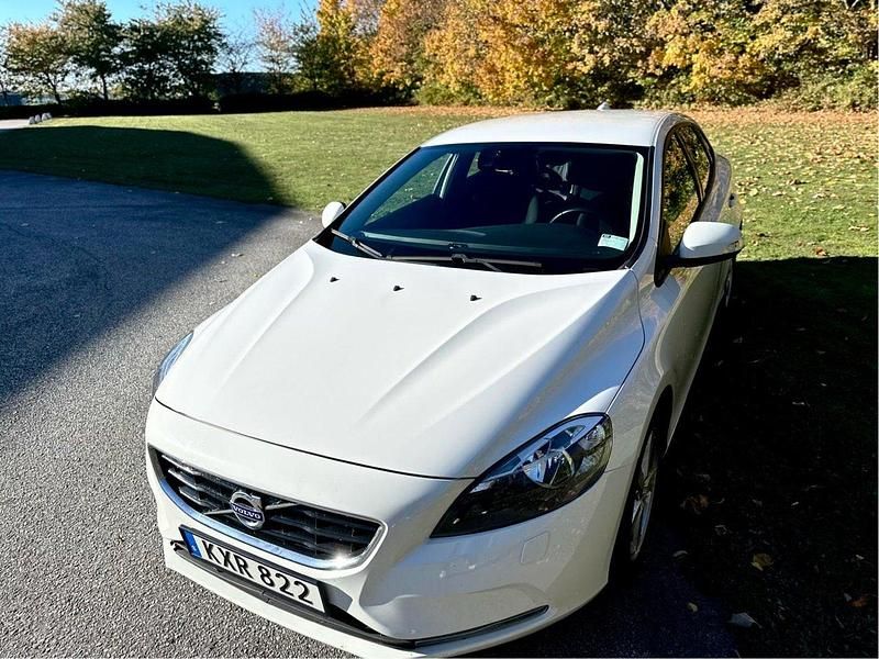 Vit Begagnad 2016 Volvo V40 Kinetic Kombi | 110 000 kr (Marknadspris) - Bild 1/4
