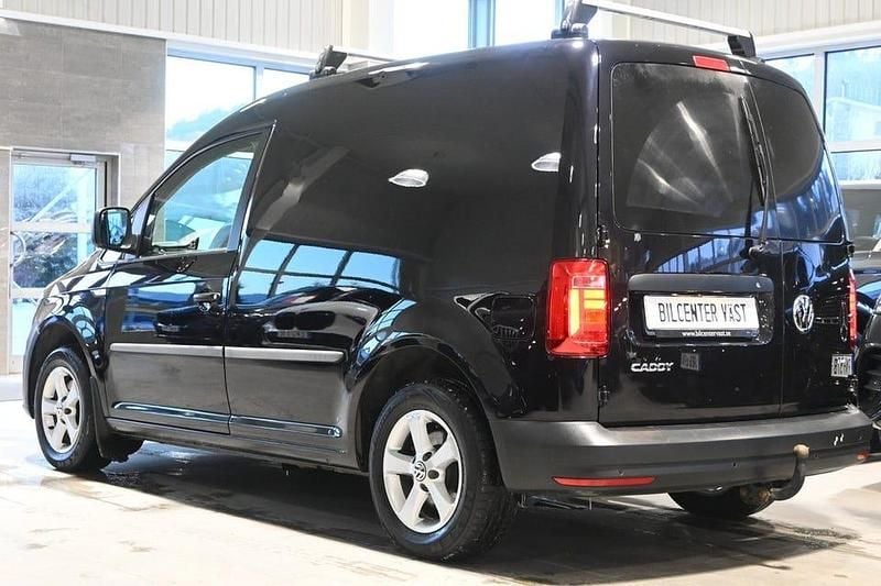 Begagnad VW Caddy Comfortline 102 HK (75 kW) 2017 Svart Minibuss