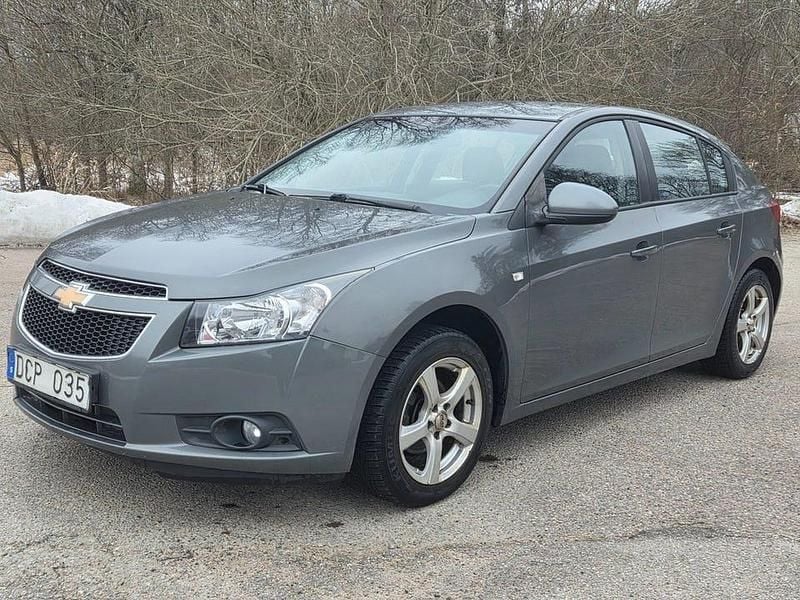 Grå Begagnad 2012 Chevrolet Cruze Halvkombi | 34 500 kr (Marknadspris) - Bild 1/4