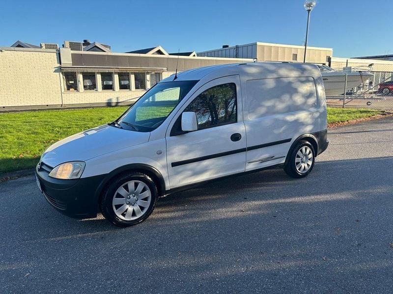 Begagnad Opel Combo 75 HK (55 kW) 2009 Vit Minibuss