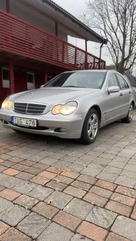Grå Begagnad 2003 Mercedes C200 Sedan | 29 990 kr (Marknadspris) - Bild 1/4