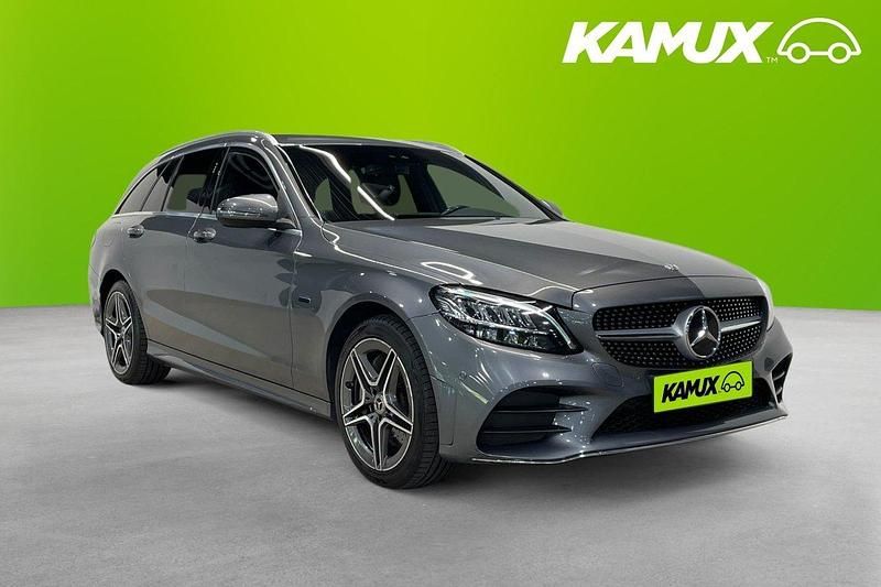 Grå Begagnad 2020 Mercedes C300e AMG Kombi | 289 700 kr (Marknadspris) - Bild 1/3
