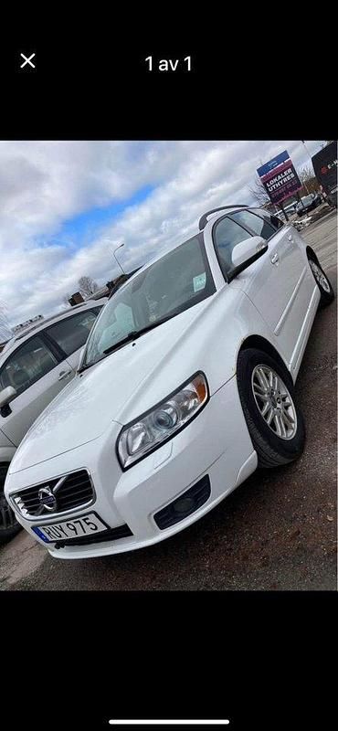 Vit Begagnad 2011 Volvo V50 Momentum Kombi | 29 000 kr (Marknadspris) - Bild 1/1