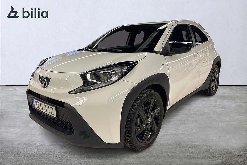 Vit Begagnad 2023 Toyota Aygo X Play SUV | 149 900 kr (Bra pris) - Bild 1/3
