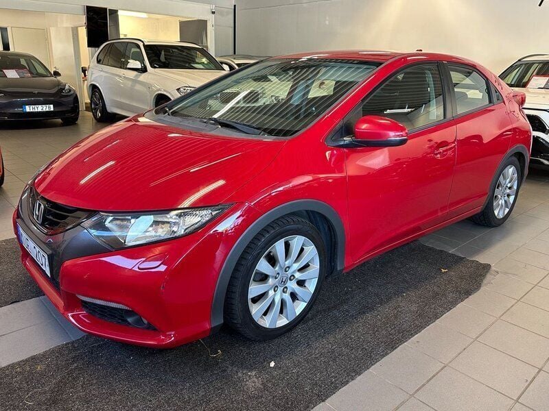 Röd Begagnad 2013 Honda Civic Sport Halvkombi | 69 800 kr (Marknadspris) - Bild 1/4
