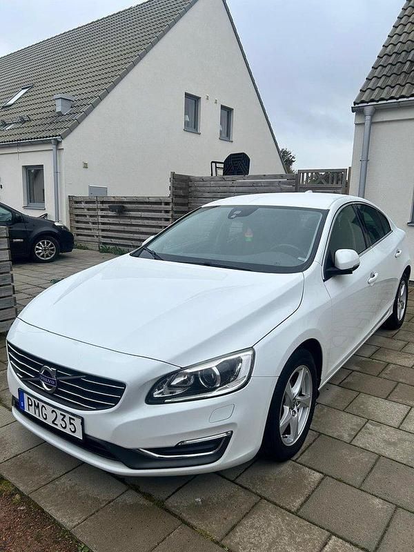 Vit Begagnad 2015 Volvo S60 Momentum Sedan | 129 900 kr (Marknadspris) - Bild 1/4