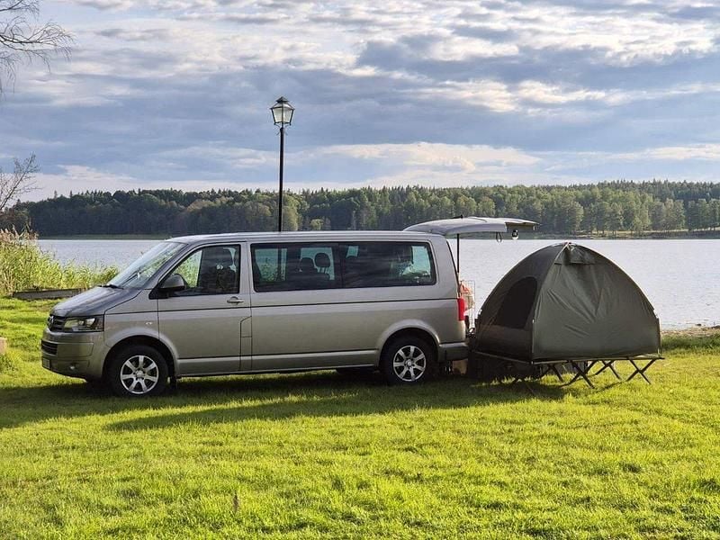Brun Begagnad 2014 VW Caravelle Comfortline Minibuss | 140 000 kr (Superpris) - Bild 1/4