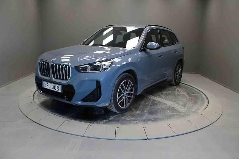 Grå Begagnad 2023 BMW iX1 SUV | 449 000 kr (Marknadspris) - Bild 1/1