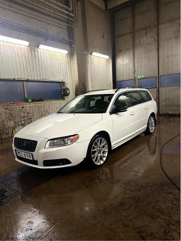 Vit Begagnad 2012 Volvo V70 Momentum Kombi | 70 000 kr (Superpris) - Bild 1/4