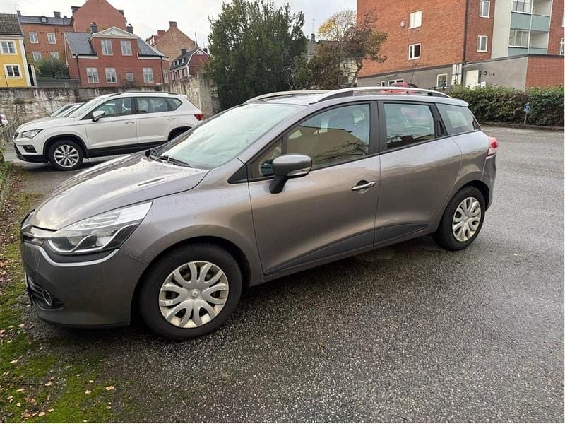 Grå Begagnad 2015 Renault Clio GrandTour Kombi | 72 000 kr (Marknadspris) - Bild 1/4
