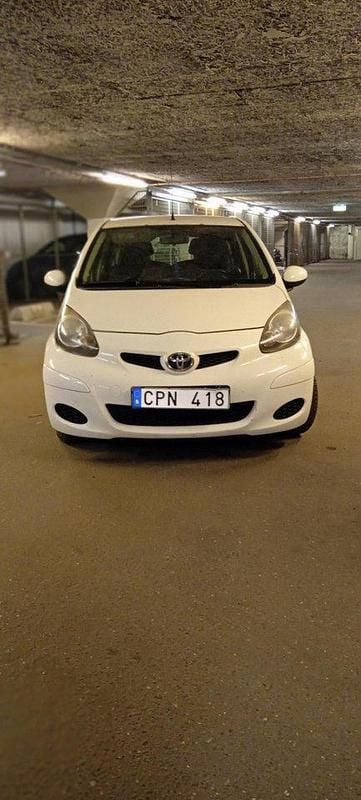 Vit Begagnad 2010 Toyota Aygo Halvkombi | 29 000 kr (Marknadspris) - Bild 1/4