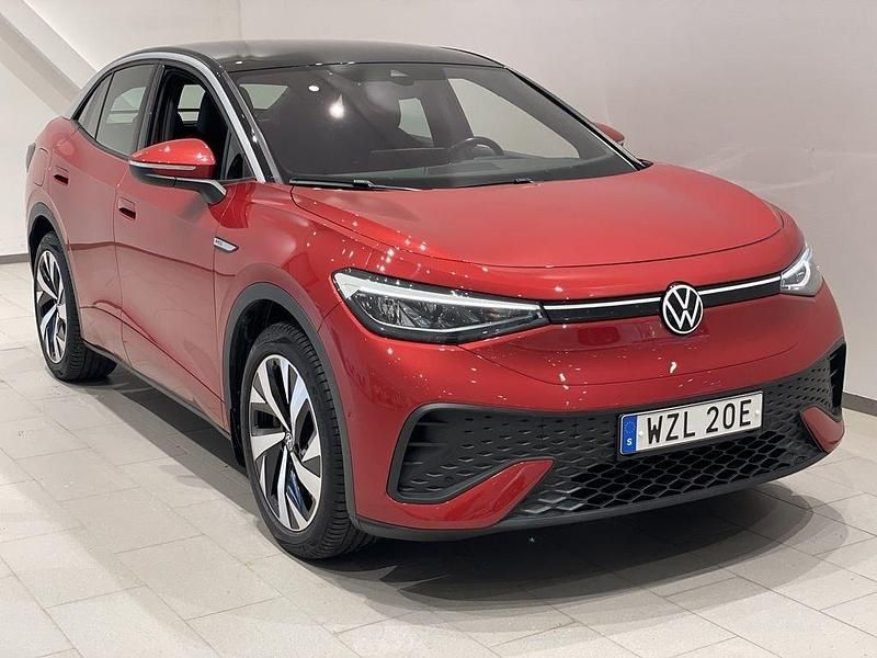 Mörkröd (kings red metallic black) Begagnad 2023 VW ID.5 Pro Performance SUV | 354 900 kr (Marknadspris) - Bild 1/3