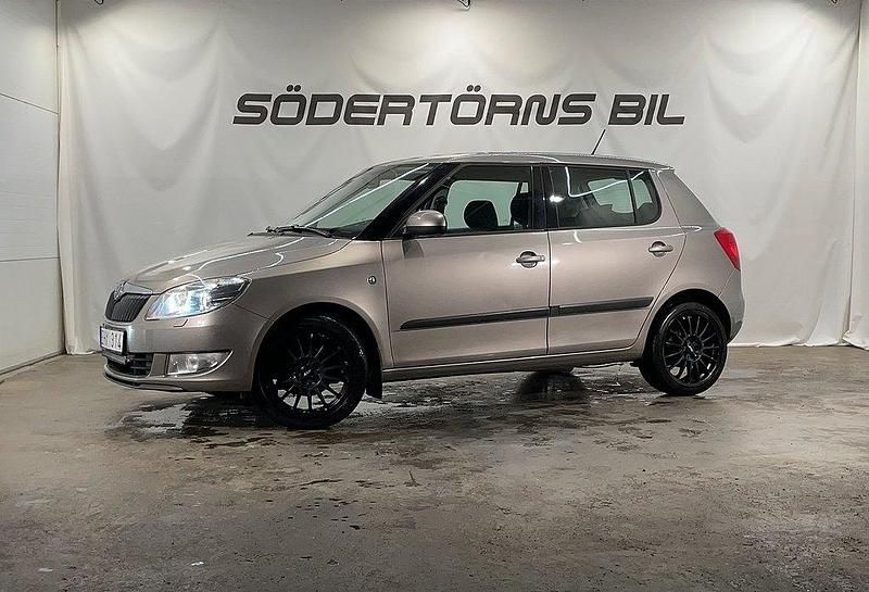 Ljusbrun Begagnad 2011 Skoda Fabia Halvkombi | 29 900 kr (Marknadspris) - Bild 1/4