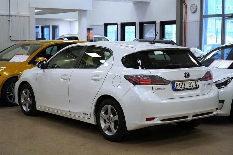 Begagnad Lexus CT200h 136 HK (100 kW) 2011 Vitmetallic Halvkombi