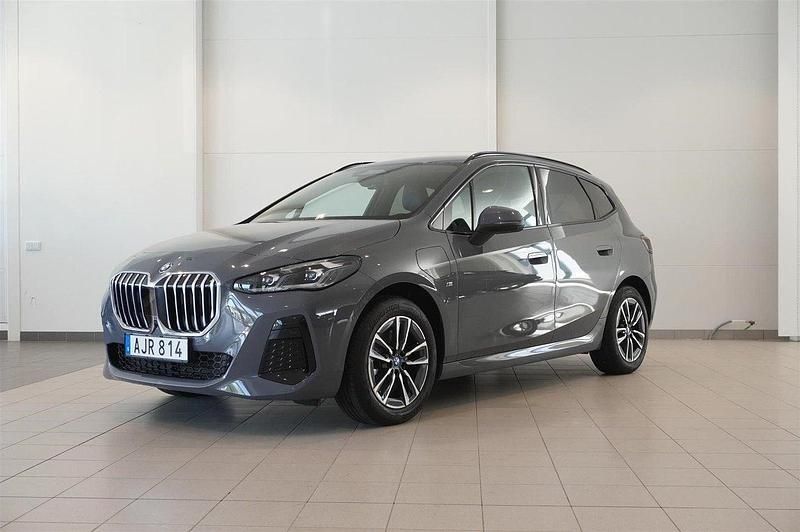 Grå Begagnad 2023 BMW 230 M Sport Halvkombi | 469 900 kr - Bild 1/4