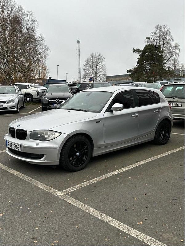 Grå Begagnad 2010 BMW 118 Halvkombi | 54 900 kr (Bra pris) - Bild 1/4