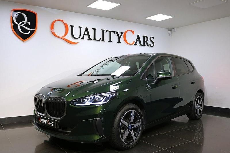 Grön Begagnad 2024 BMW 230 Minibuss | 429 000 kr - Bild 1/4