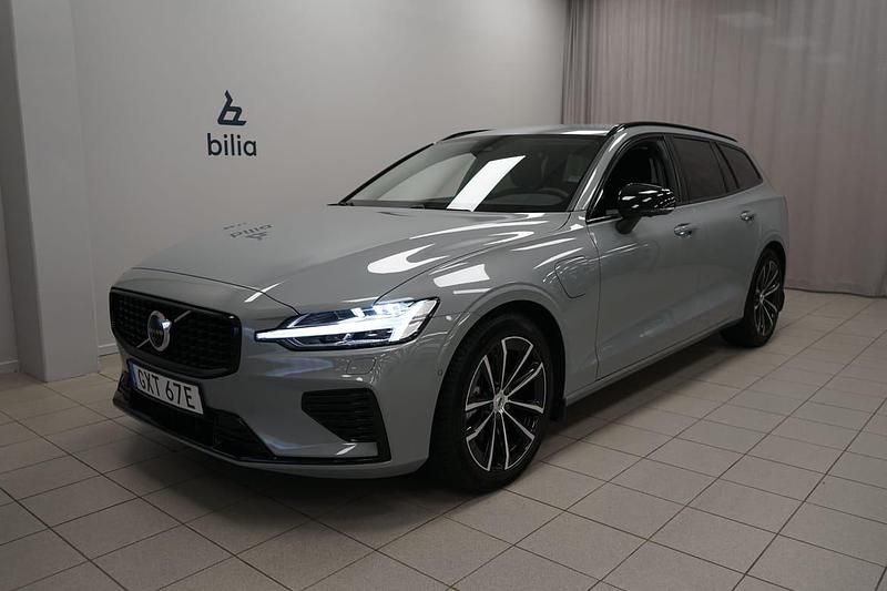 Grå Begagnad 2025 Volvo V60 Plus Kombi | 489 900 kr (Marknadspris) - Bild 1/3