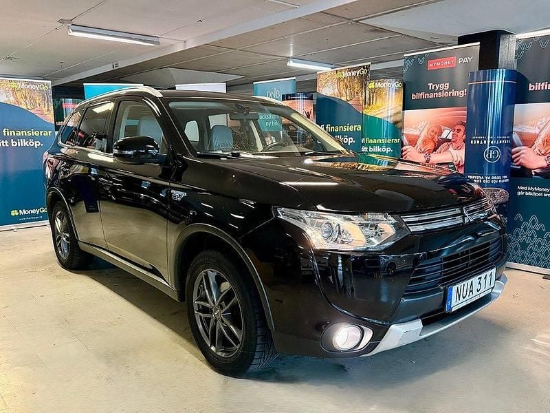 Svart Begagnad 2015 Mitsubishi Outlander P-HEV SUV | 129 900 kr (Bra pris) - Bild 1/4