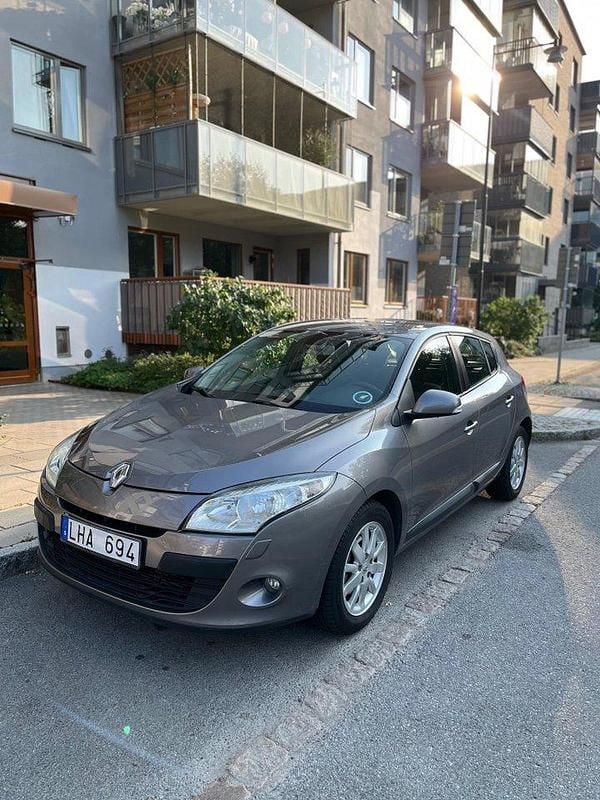 Grå Begagnad 2011 Renault Mégane III Halvkombi | 49 000 kr (Marknadspris) - Bild 1/4