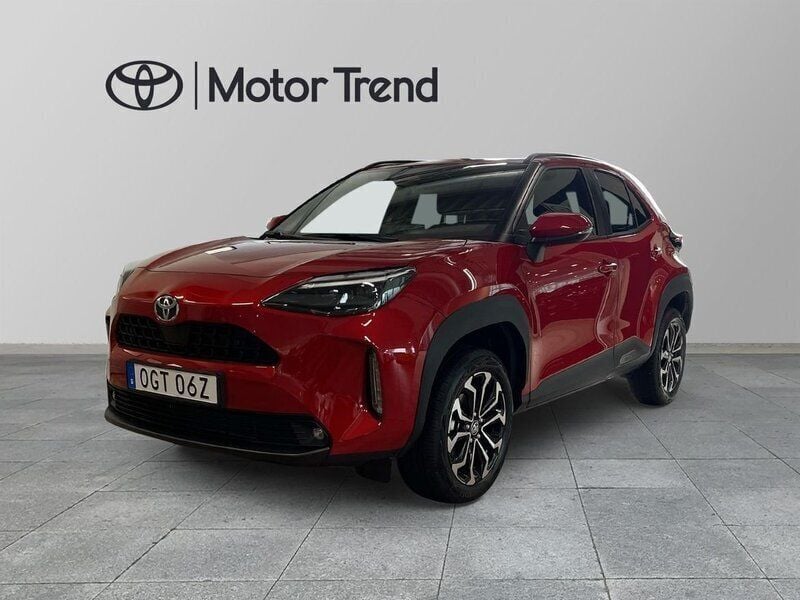 Röd Ny 2025 Toyota Yaris Cross Active SUV | 329 900 kr (Marknadspris) - Bild 1/4