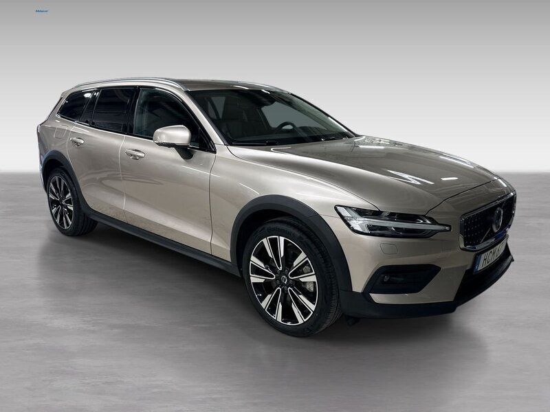 Grå Begagnad 2023 Volvo V60 CC Plus Kombi | 438 900 kr (Marknadspris) - Bild 1/4