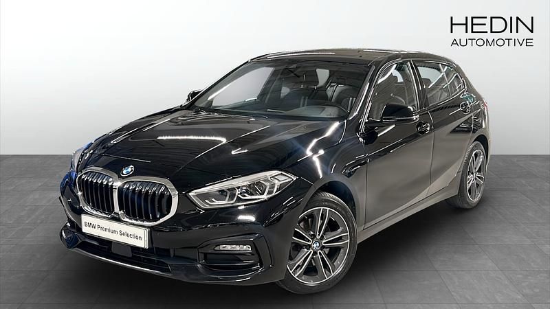 Svart Begagnad 2022 BMW 118 Sport Line Halvkombi | 254 000 kr (Marknadspris) - Bild 1/4