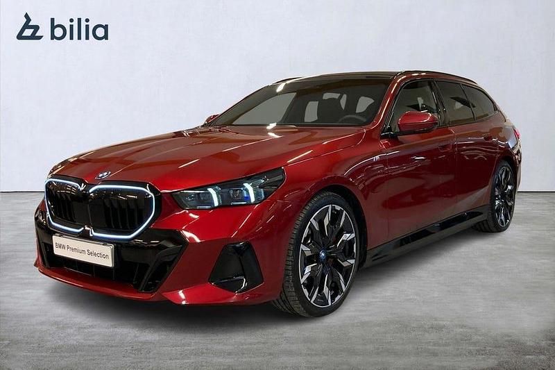 Röd Begagnad 2025 BMW 530 M Sport Kombi | 688 000 kr - Bild 1/4
