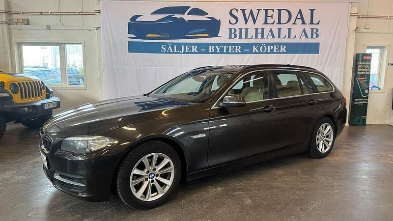 Brun Begagnad 2015 BMW 520 Kombi | 114 800 kr (Bra pris) - Bild 1/4