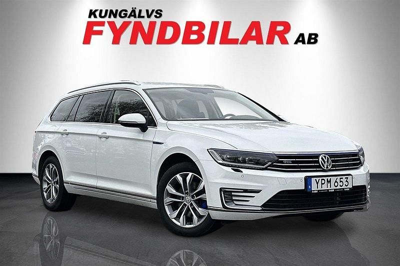 Vit Begagnad 2017 VW Passat GTE Kombi | 154 900 kr (Marknadspris) - Bild 1/4