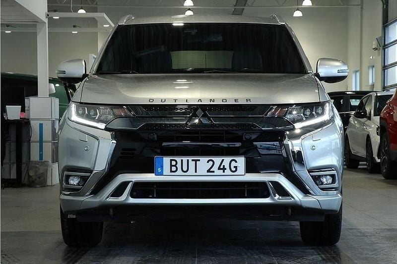 Begagnad Mitsubishi Outlander 224 HK (164 kW) 2020 Silver SUV