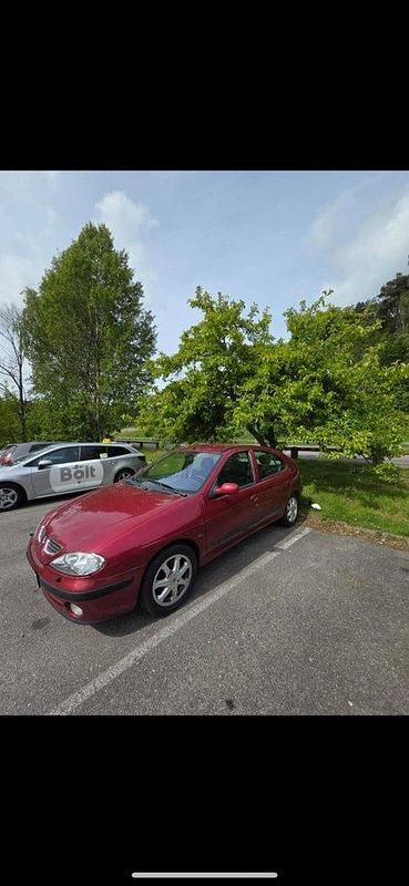 Röd Begagnad 2002 Renault Mégane II Privilege Halvkombi | 15 000 kr (Marknadspris) - Bild 1/3