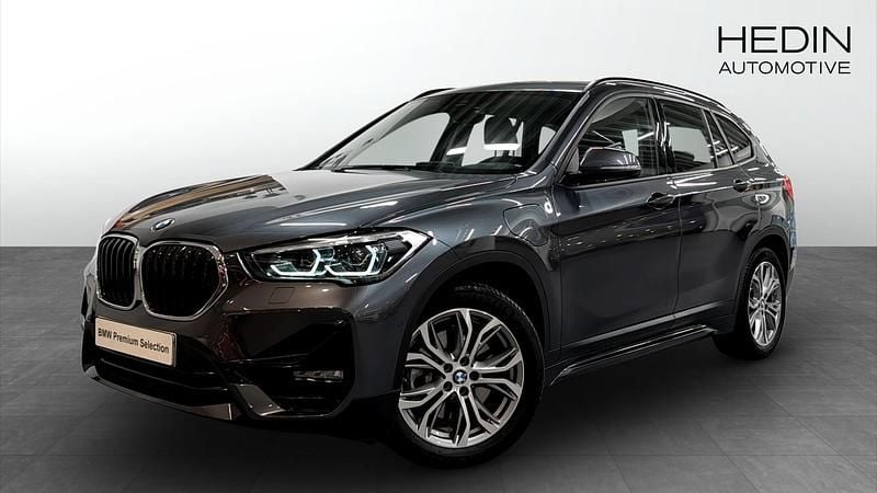 Grå (grey) Begagnad 2021 BMW X1 Sport Line SUV | 298 700 kr (Bra pris) - Bild 1/4