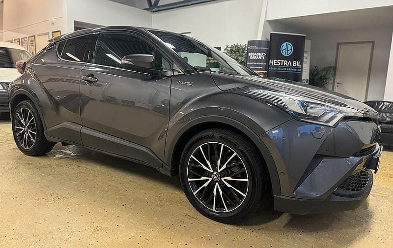 Mörkgrå Begagnad 2018 Toyota C-HR Executive SUV | 169 900 kr (Marknadspris) - Bild 1/4