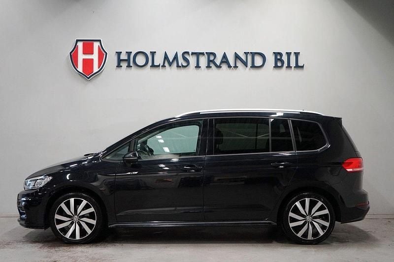 Svart Begagnad 2017 VW Touran R-line Minibuss | 219 900 kr (Lite dyr) - Bild 1/4